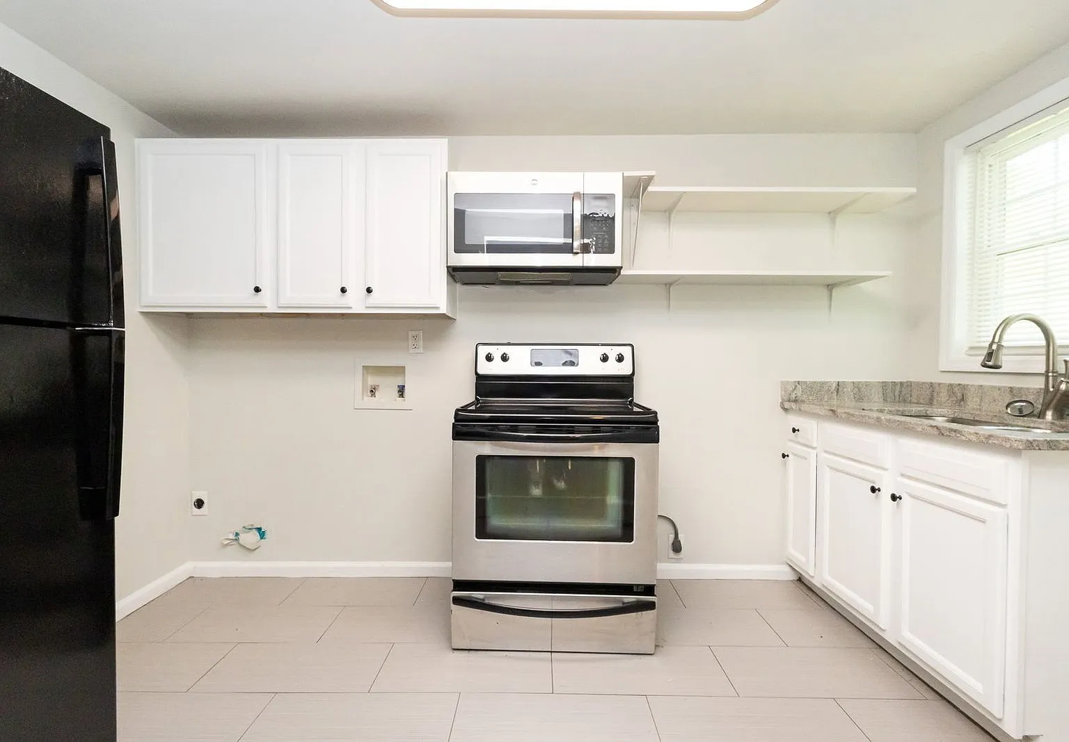 3 bed, 1.0 bath, 865 sqft, $1,225 — Photo 3