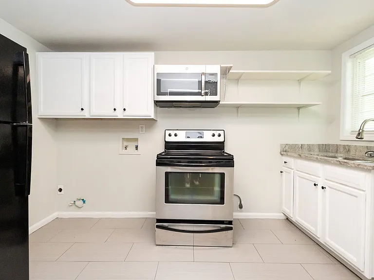 1806 Dixon St — Photo 3