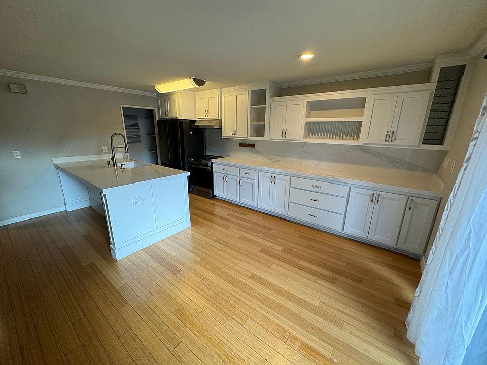 Renovated kitchen with modern appliances, quartz countertops.
Fridge with ice cubes/water pitcher, induction stove, and plenty of cabinet space.
