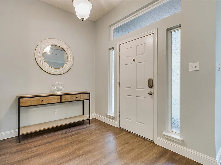 1717 Parkwood Dr — Photo 3