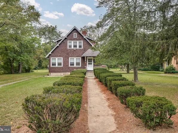 803 Perkins Ln, Edgewater Park, NJ 08010