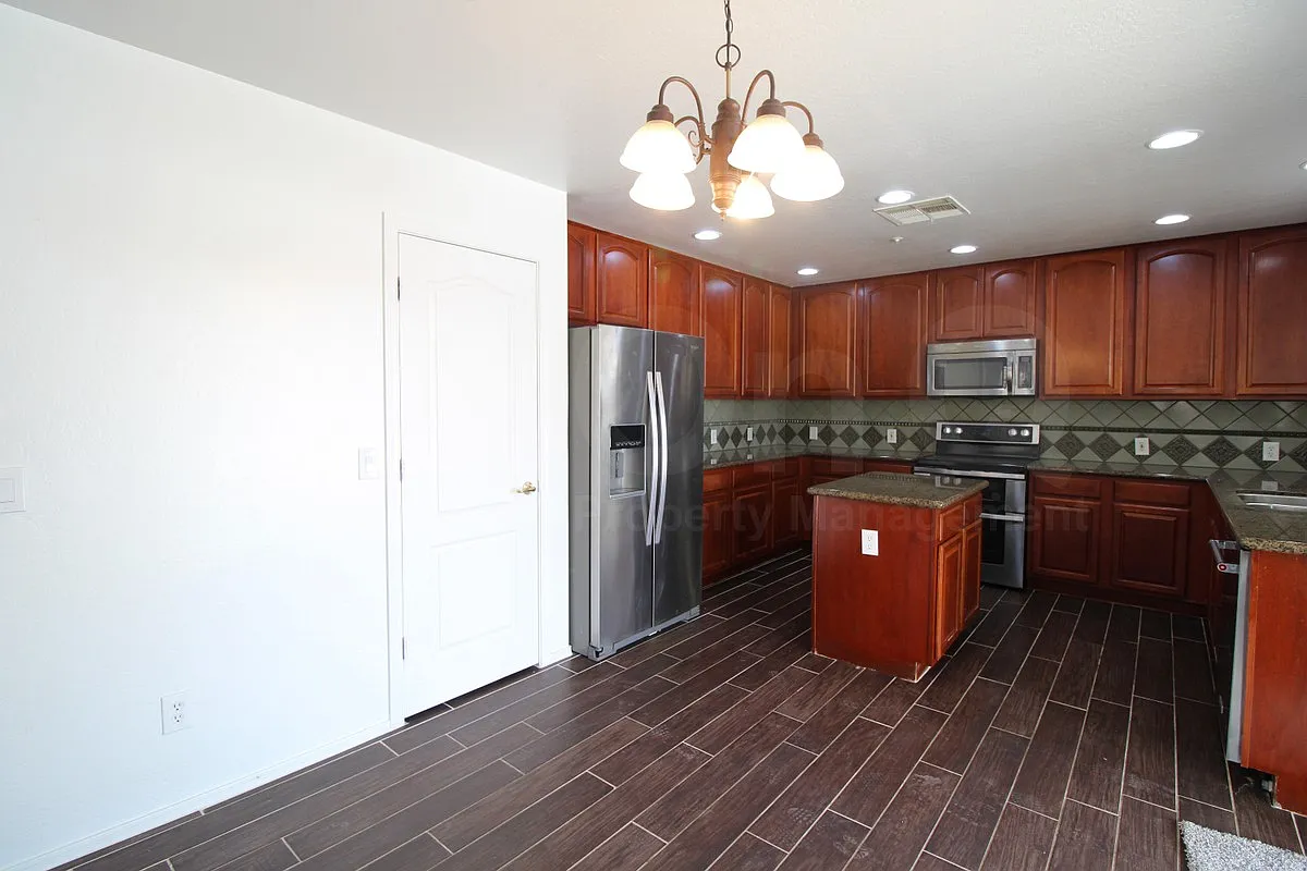 5 bed, 4.0 bath, 2253 sqft, $2,249 — Photo 3