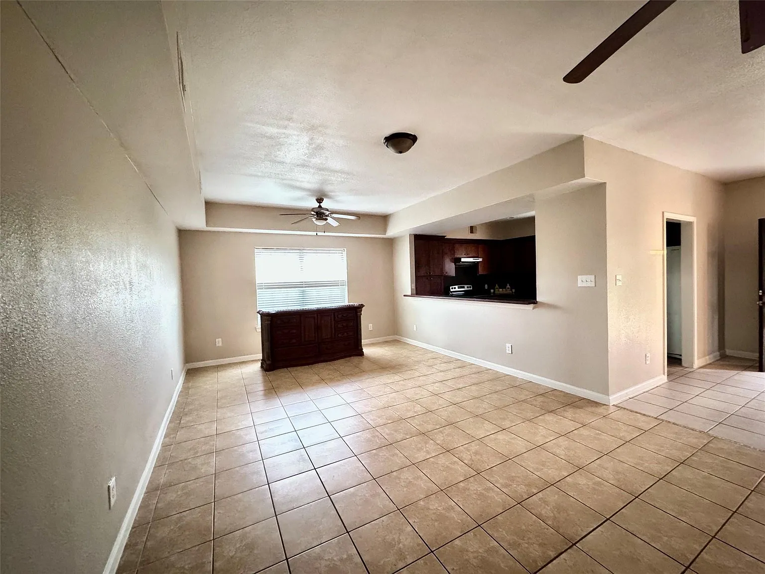 3 bed, 2.5 bath, 1636 sqft, $1,400 — Photo 2