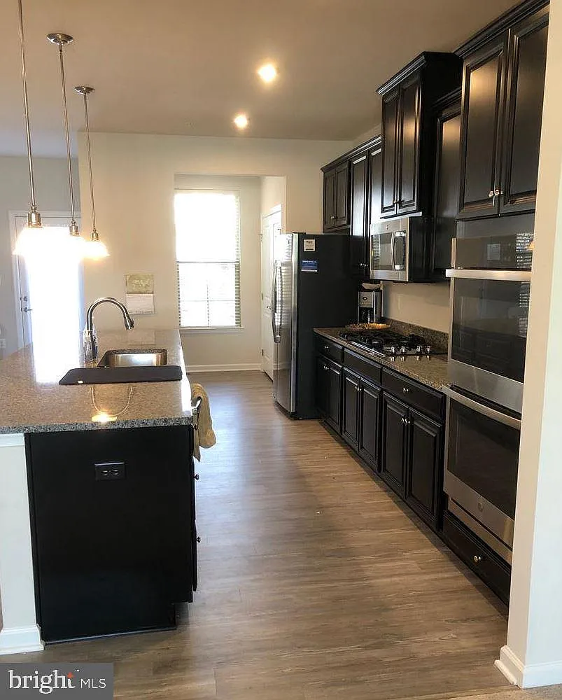 3 bed, 2.5 bath, 2016 sqft, $3,200 — Photo 3