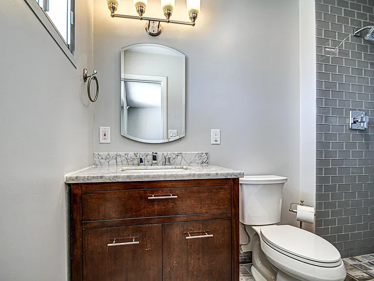 1039 E Geneva Dr — Photo 21