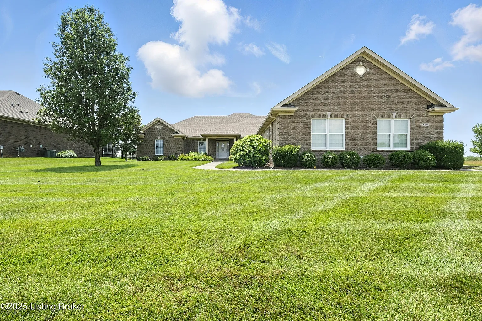 1001 Deer Fields Trce photo 1