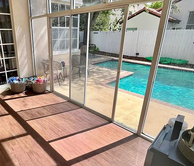 300 Cameron Dr — Photo 31