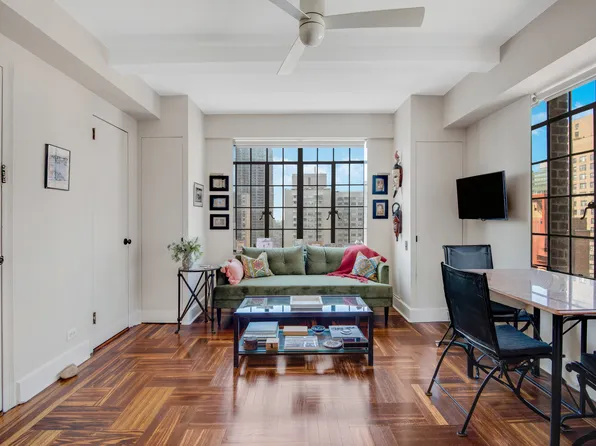 320 East 42nd Street image 3 of 13