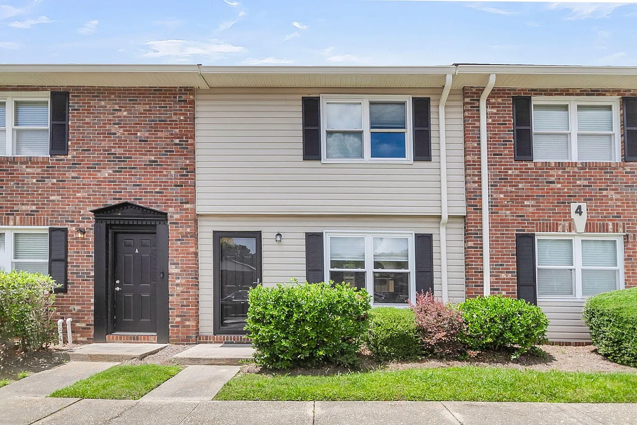 415 Parkdale Dr — Photo 1