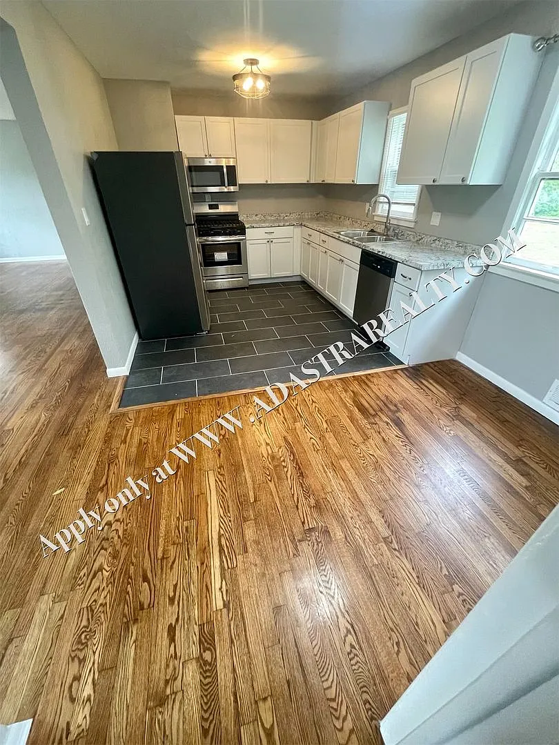 Completely Remodeled and Updated 6 Bedroom/3 Bath House in North KC Available in AUGUST!! — Photo 4