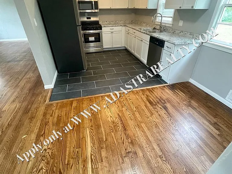4904 NE 44th Ter — Photo 4