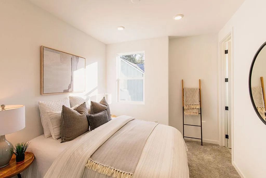 3 bed, 3.5 bath, 1346 sqft, $4,100 — Photo 4