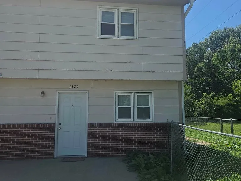 1379 Parkside Dr — Photo 2