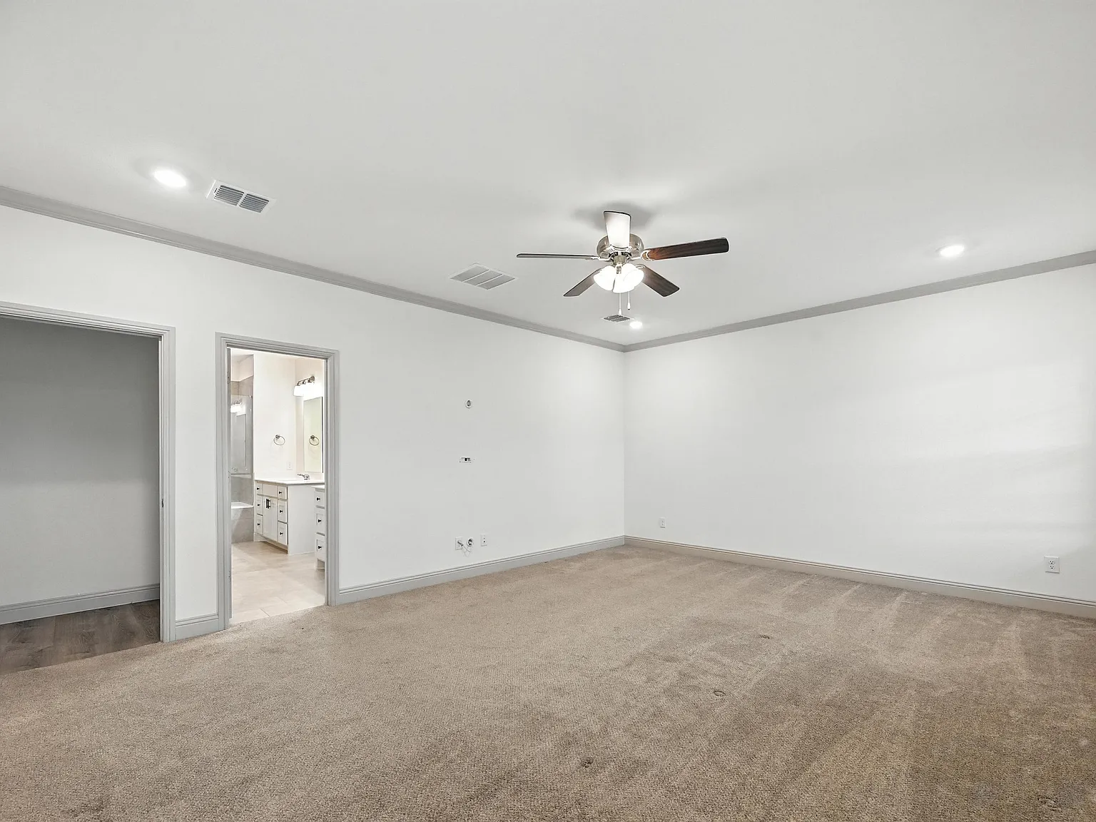 4 bed, 2.5 bath, 2800 sqft, $2,500 — Photo 3