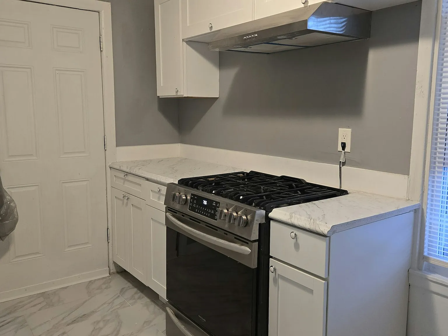 1443 W 85th St, Unit 4 — Photo 2