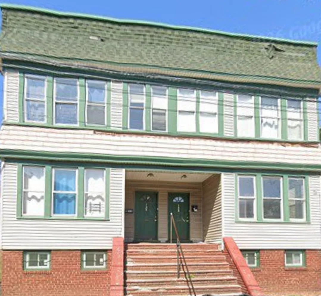 4 bed, $2,400 — Photo 1