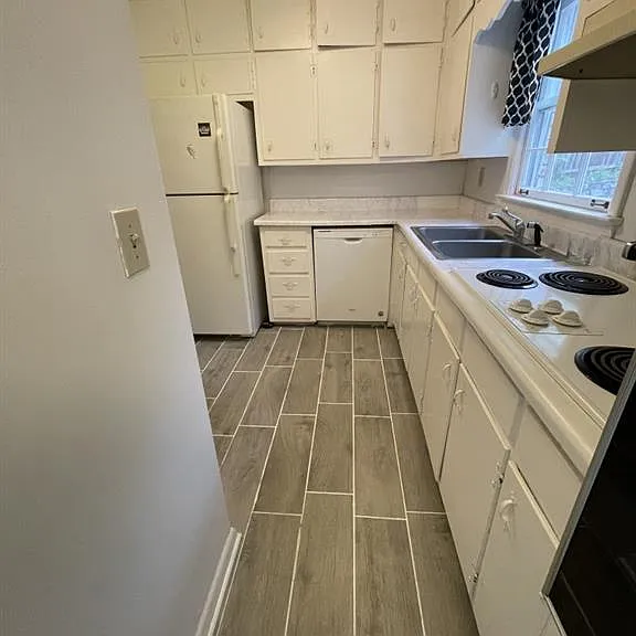 2429 Glenwood Dr NE #A — Photo 7