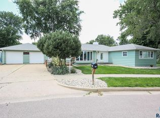 5504 W Circle Dr, Sioux Falls, SD 57106