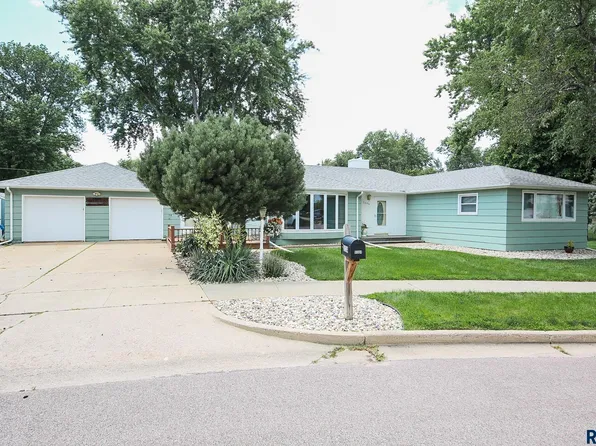 5504 W Circle Dr, Sioux Falls, SD 57106