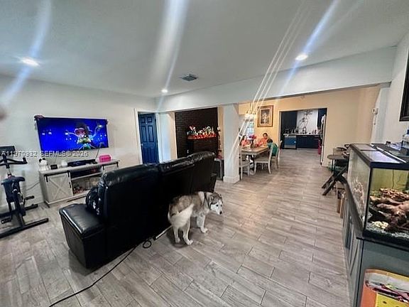 5th image of 700 SW 44th Pl