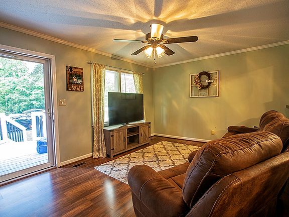 3rd image of 105 Earl Ct