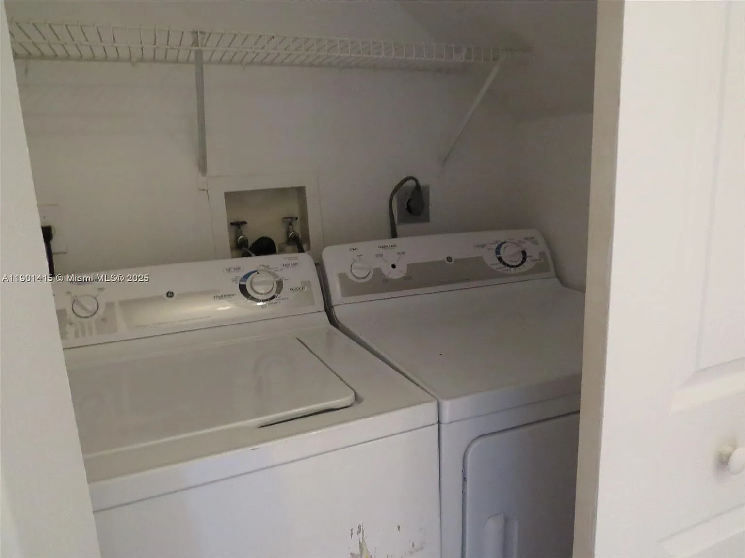 2 bed, 2.5 bath, 1200 sqft, $2,400 — Photo 2