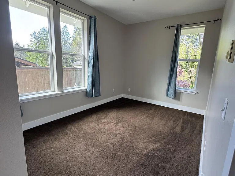 285 Browne St — Photo 32