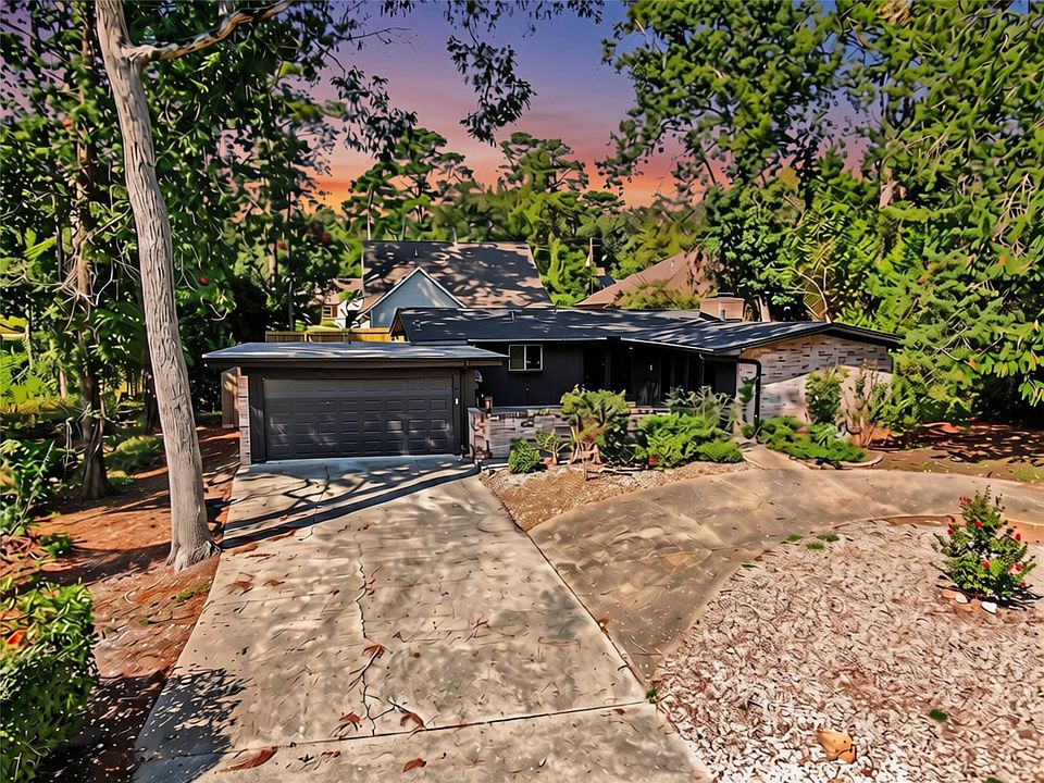 1st image of 8 Hanover Ln