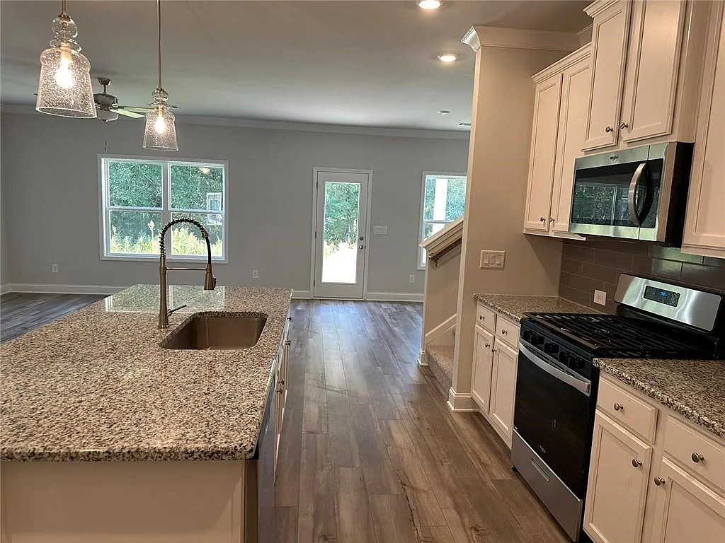 3 bed, 2.5 bath, 2016 sqft, $2,500 — Photo 4