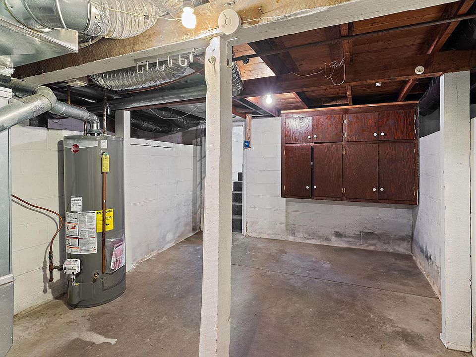 13th image of 415 Chestnut St E