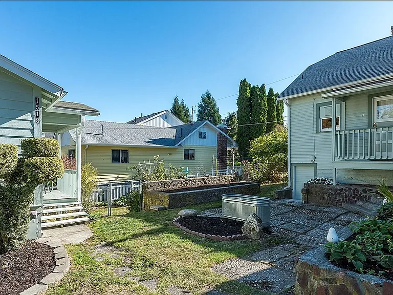 Back patio & garden space
