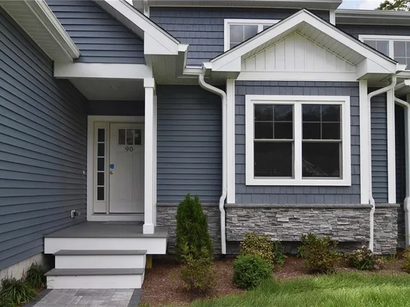 90 Stonebridge Ln, Warwick, RI 02818