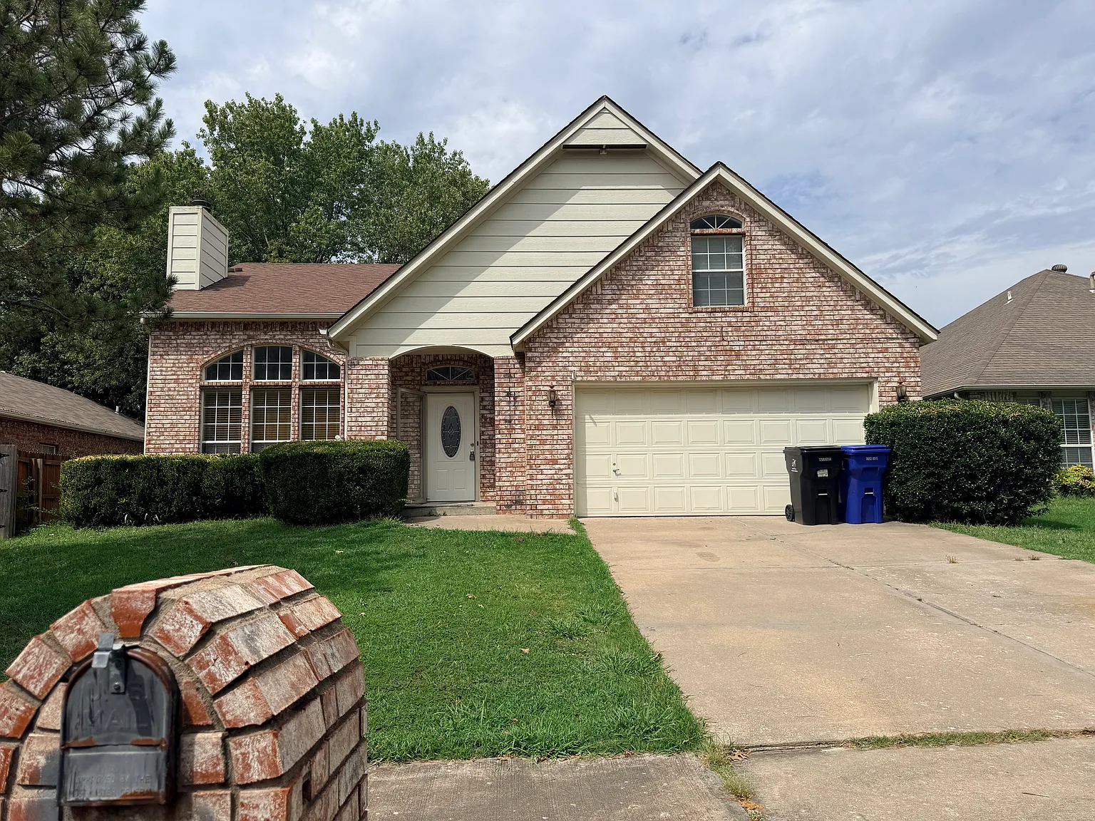 4 bed, 2.5 bath, 2015 sqft, $2,400 — Photo 1