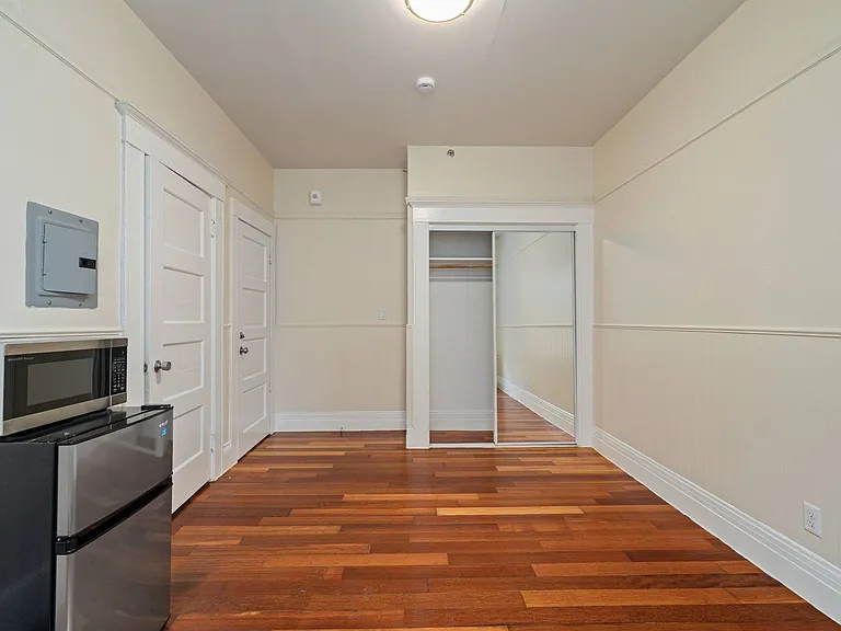 1008 Larkin — Photo 1