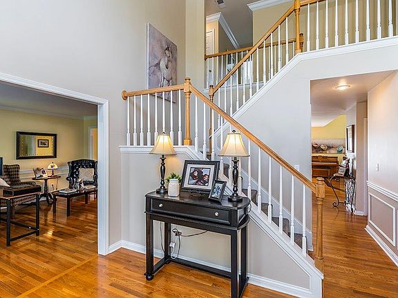 4th image of 576 Forest Hill Dr
