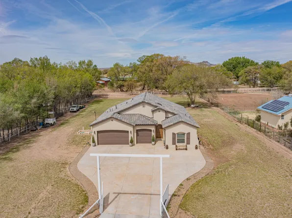 9 Kennedy Dr, Los Lunas, NM 87031