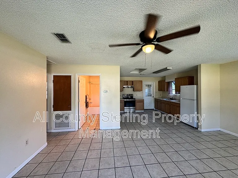 159 SW Elizabeth Ct — Photo 3