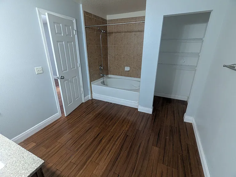 1628 Strathmore Cir — Photo 9