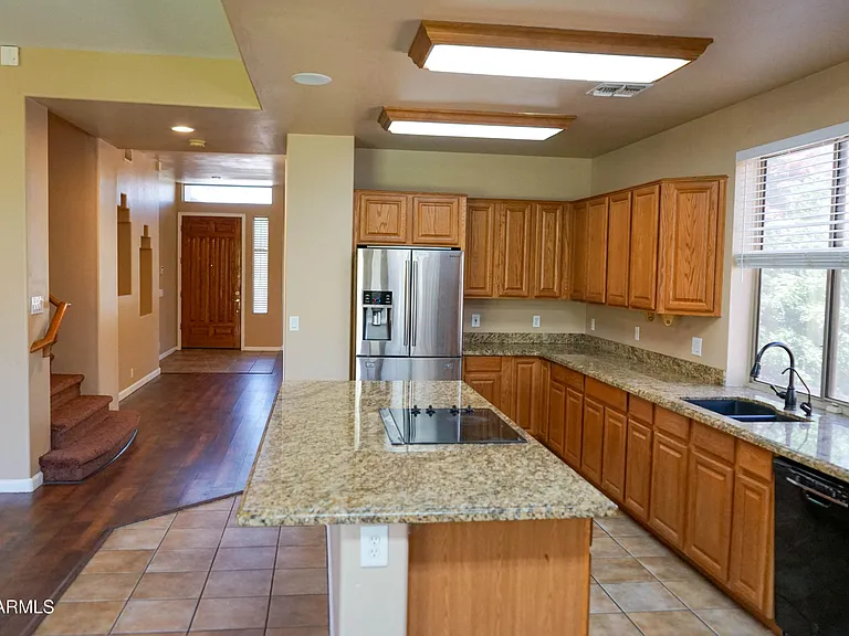 541 N Danielson Way — Photo 12