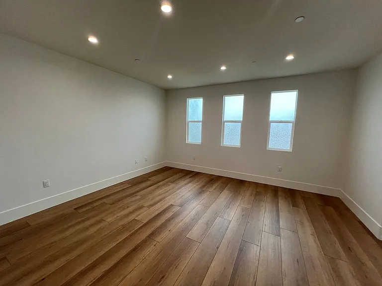 340 Rendar Ln — Photo 4