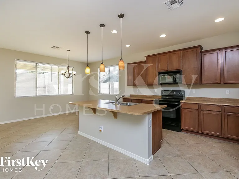 635 W Desert Hills Dr — Photo 6