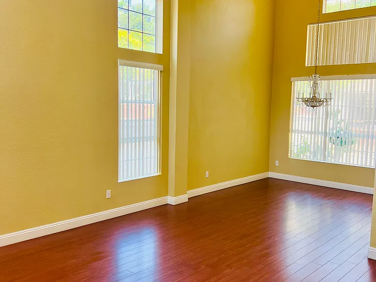 572 Parkside Dr — Photo 5