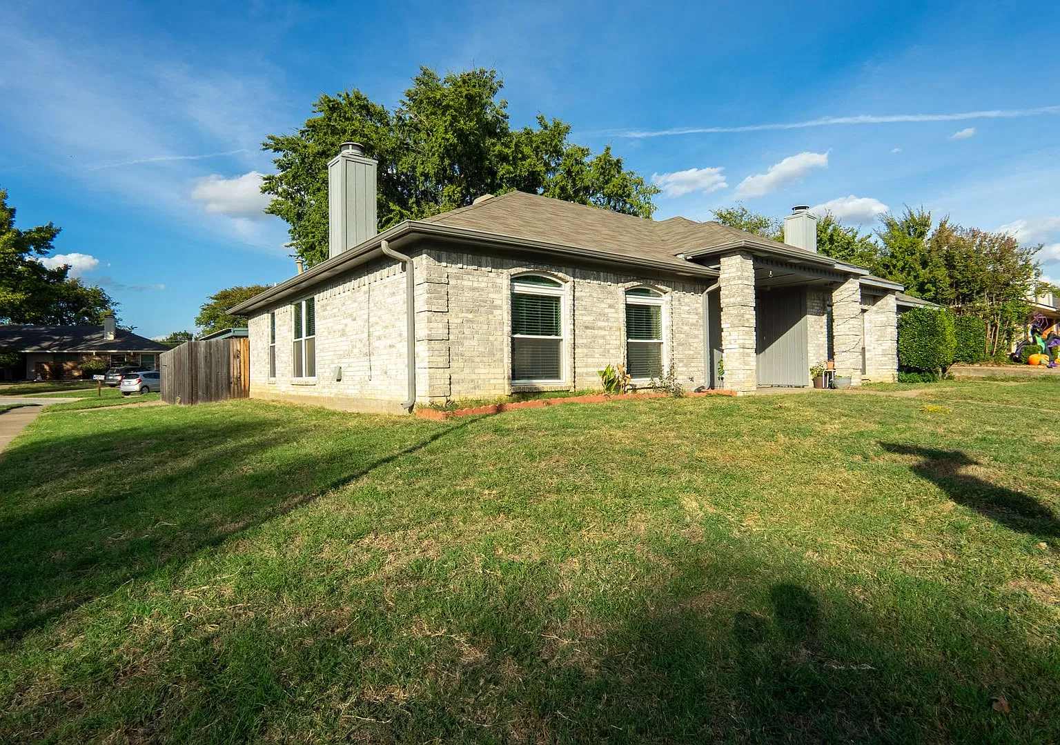 Cozy Duplex with Fireplace, Covered Carport & Private Driveway — Photo 1