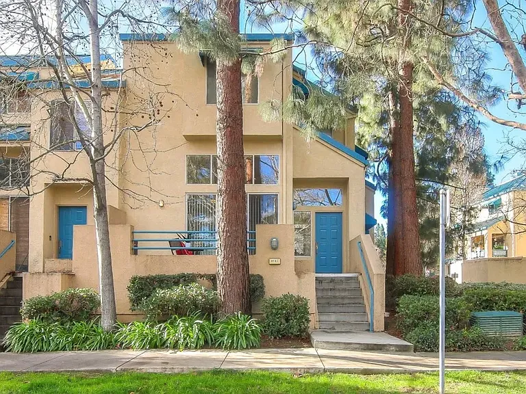 414 Galleria Dr #4 — Photo 2