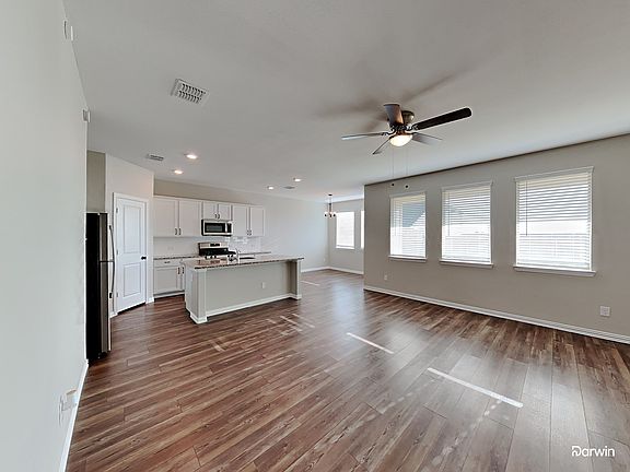 4th image of 300 Hackberry St