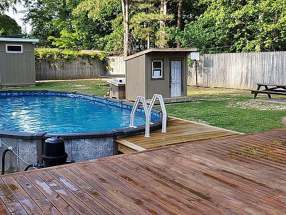 Large backyard with 8ft fence