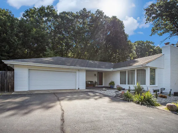 4417 Lake Forest Dr, Kalamazoo, MI 49008