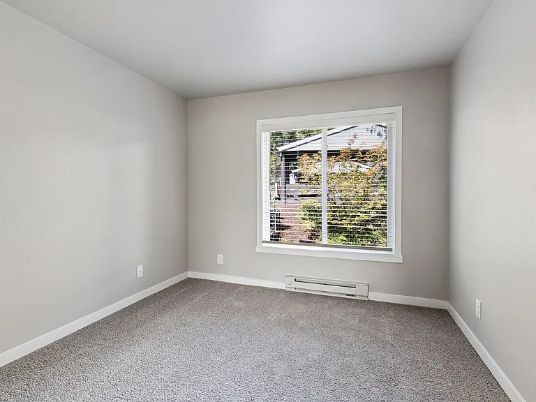 Sunset Summit Apartments — Photo 17