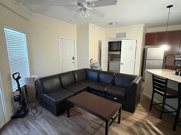 4th image of 901 W 22nd 1/2 St