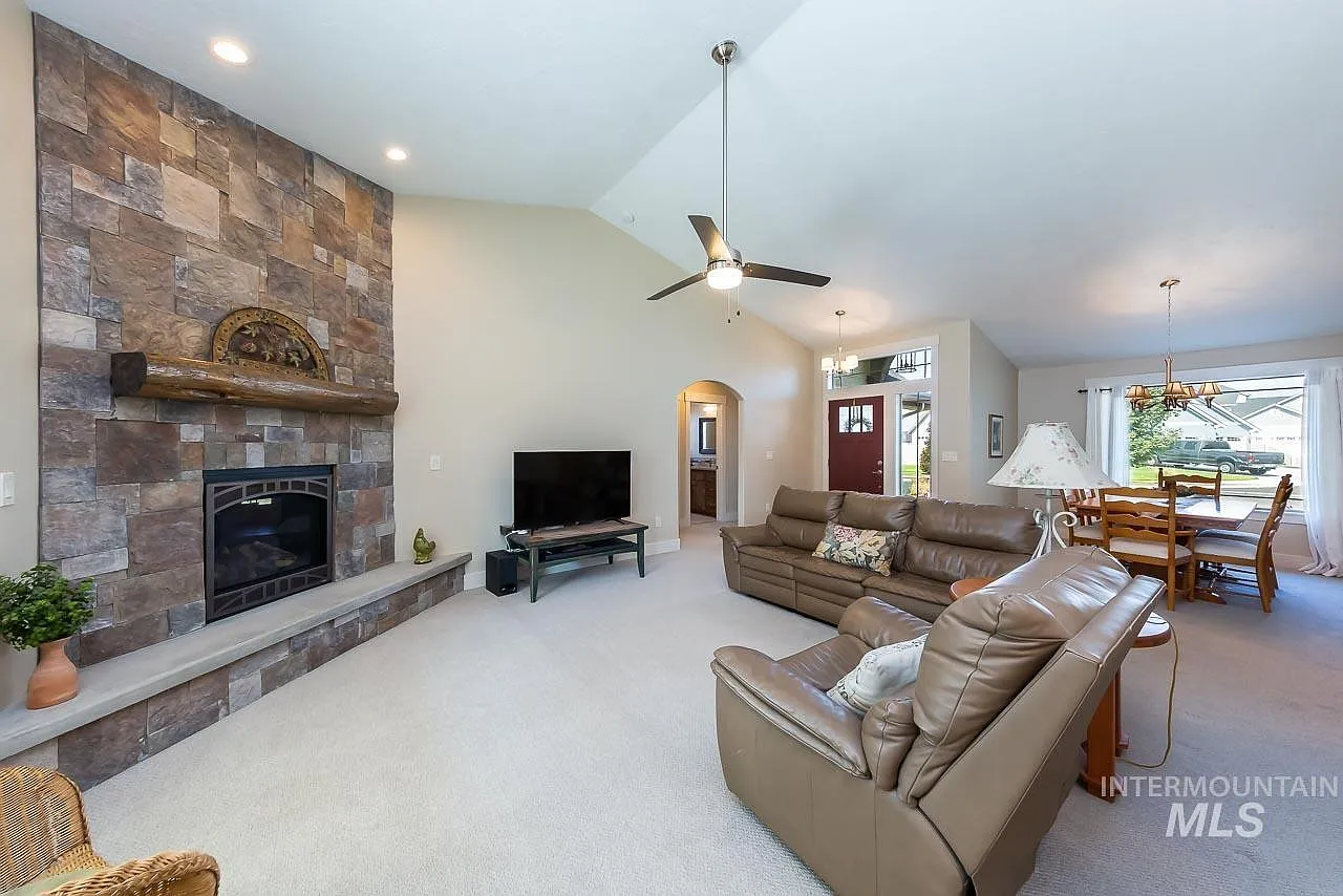 4 bed, 2.5 bath, 2446 sqft, $2,600 — Photo 3